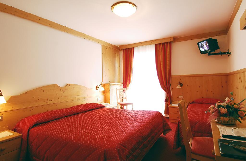 Hotel Cristallo San Martino Di Castrozza Exterior foto